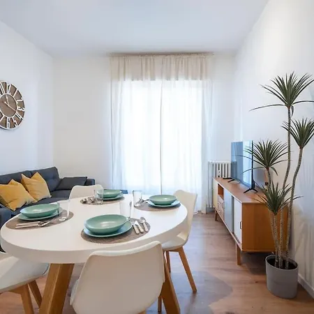 アパート Quadrilocale Metro5 Istria 3 Bedrooms ミラノ